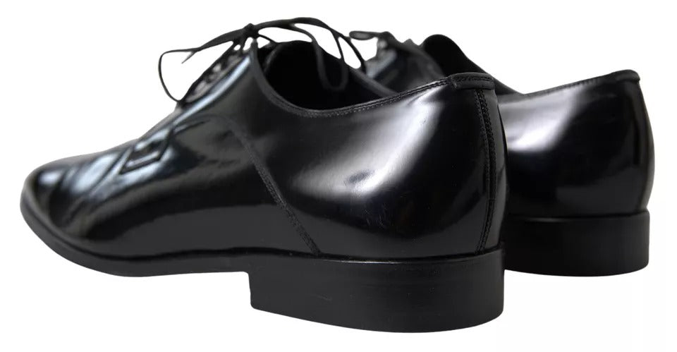 Schwarze, elegante Schuhe aus poliertem Leder