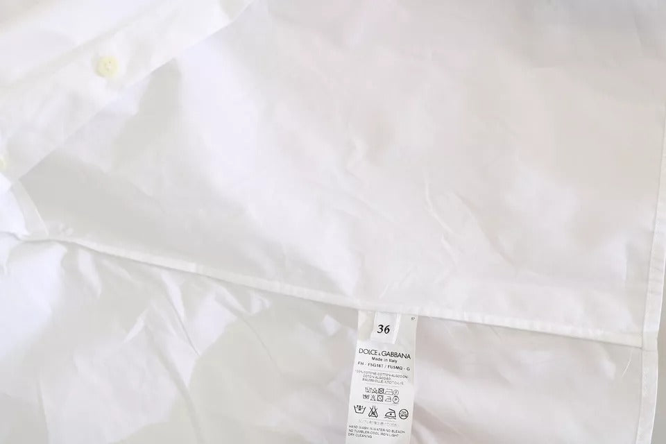 Weißes Poloshirt mit Kragen und kurzen Ärmeln