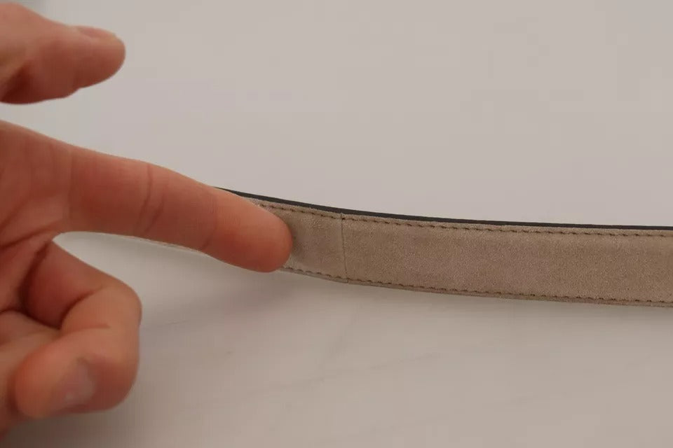 Beigefarbener Samtledergürtel mit goldfarbener Metallschnalle