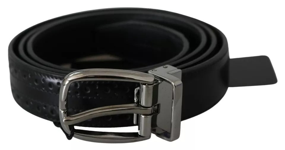 Klassischer Gürtel aus schwarzem Leder mit silberner Metallschnalle