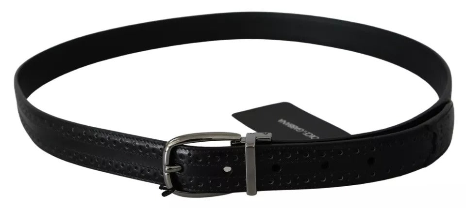 Klassischer Gürtel aus schwarzem Leder mit silberner Metallschnalle