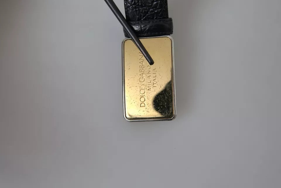 Schwarzer Gürtel aus exotischem Leder mit goldener Metallschnalle