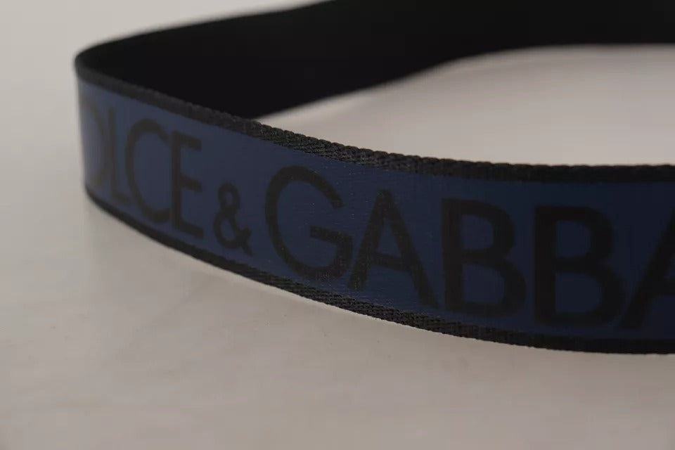 Blau-schwarzer Gürtel mit Logo-Print und silberner Schnalle