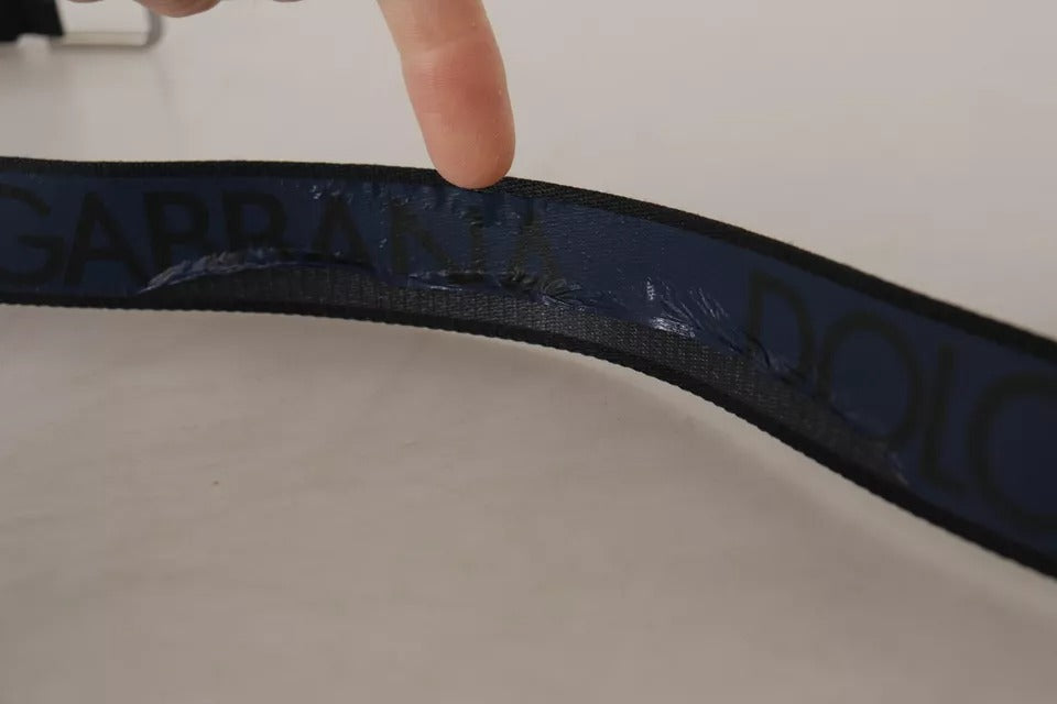 Blau-schwarzer Gürtel mit Logo-Print und silberner Schnalle