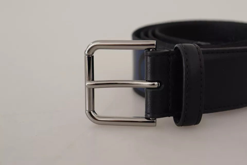 Blau-schwarzer Gürtel mit Logo-Print und silberner Schnalle
