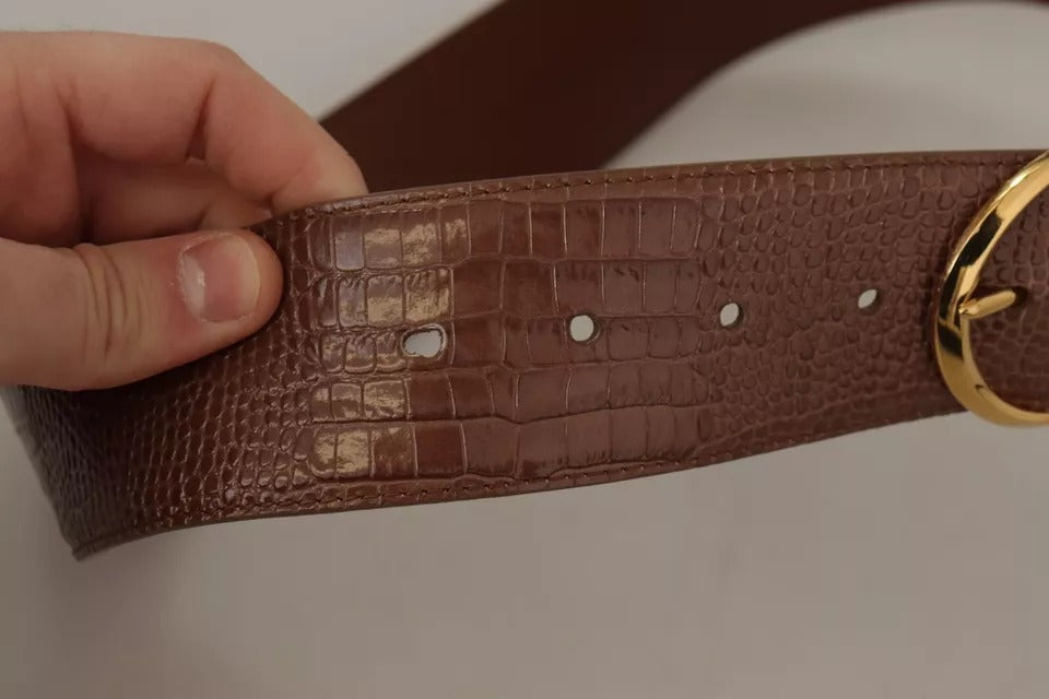 Brauner breiter Ledergürtel mit ovaler Metallschnalle und goldener Schnalle