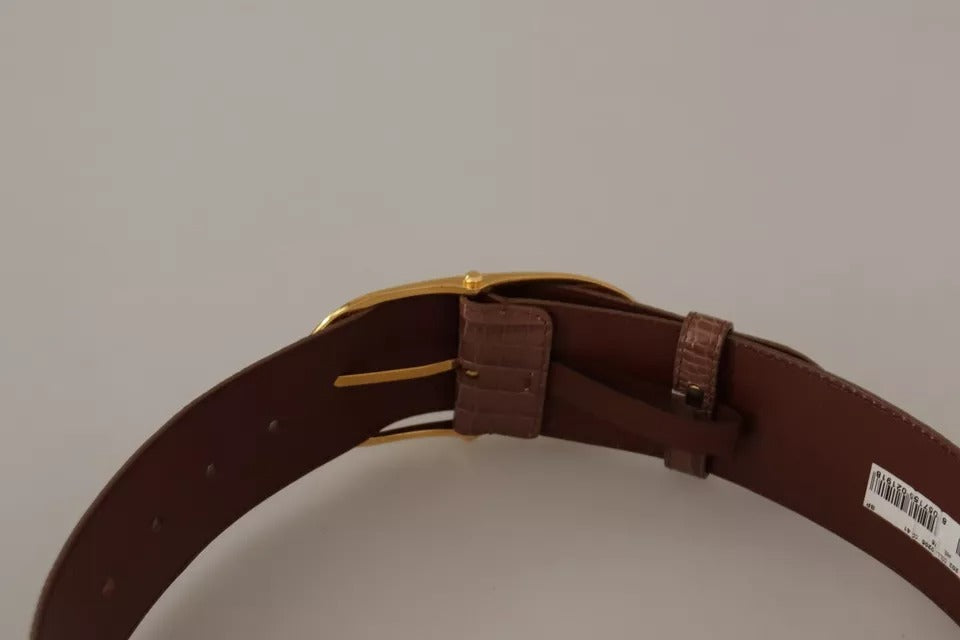 Brauner breiter Ledergürtel mit ovaler Metallschnalle und goldener Schnalle