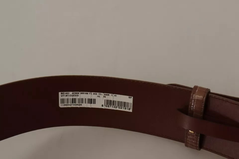 Brauner breiter Ledergürtel mit ovaler Metallschnalle und goldener Schnalle