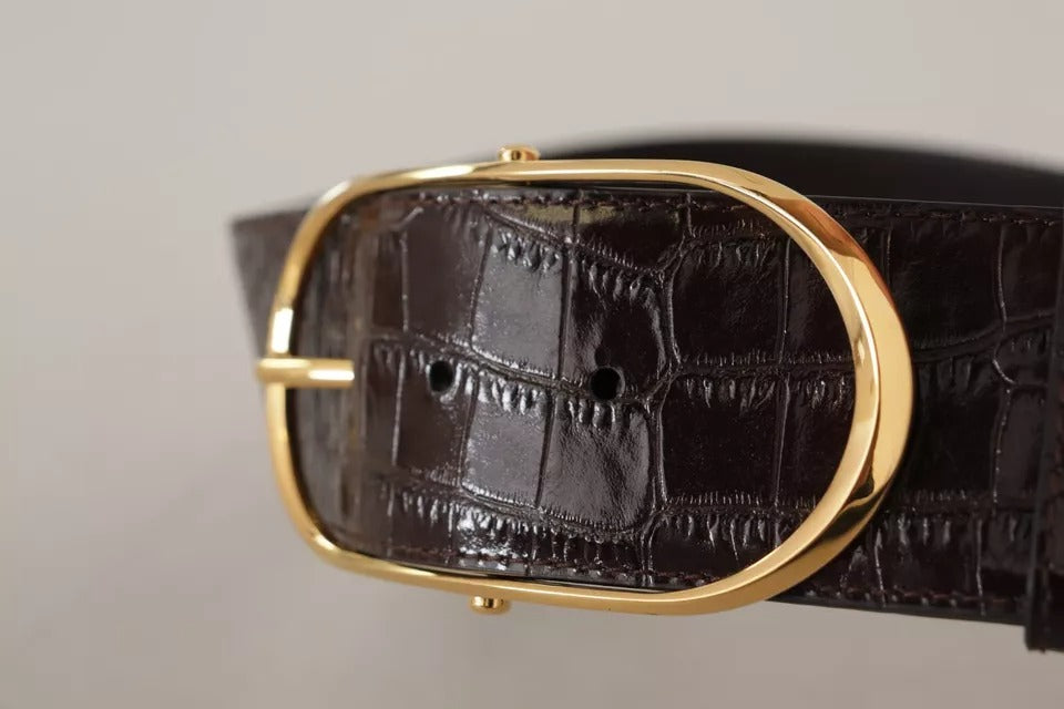 Brauner Ledergürtel mit Krokodilmuster und goldener ovaler Schnalle