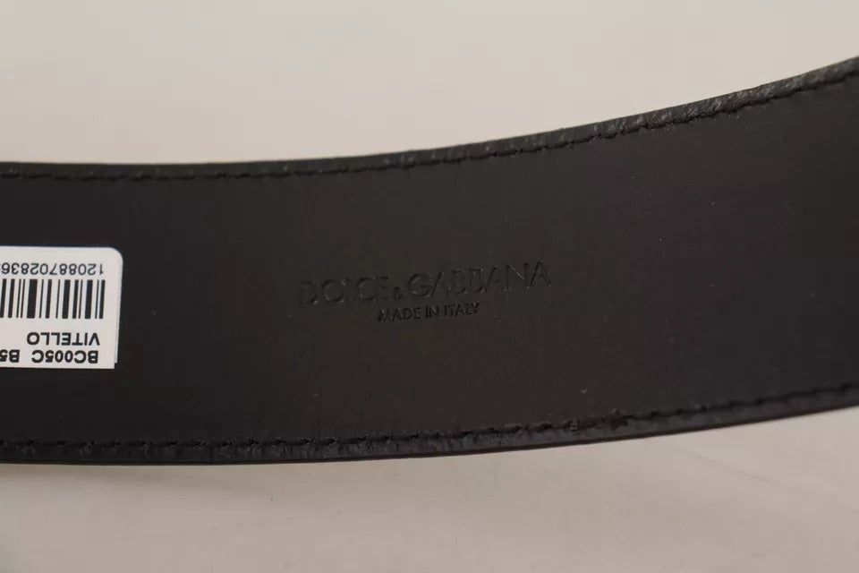 Dunkelbrauner Ledergürtel mit Logogravur und Metallschnalle