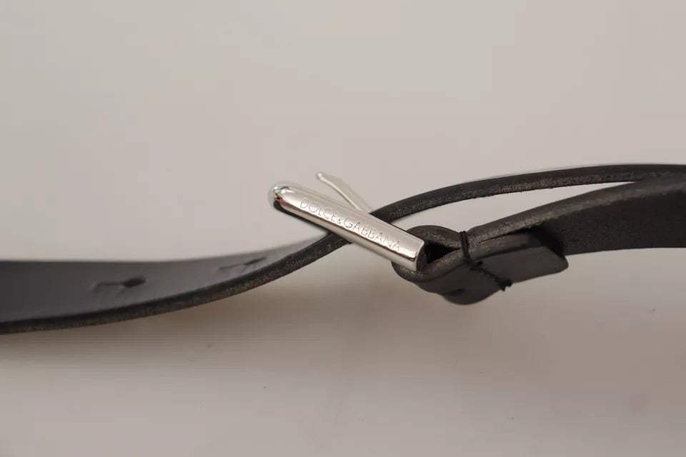 Schwarzer Ledergürtel mit silberfarbener Metallschnalle
