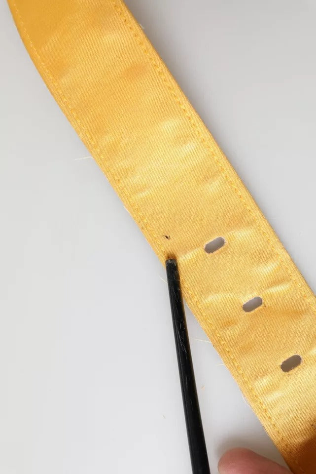 Goldfarbener Satin-Ledergürtel mit ovaler Metallschnalle
