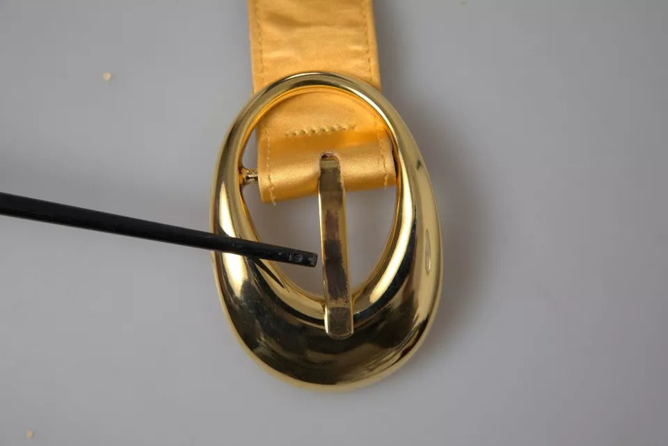 Goldfarbener Satin-Ledergürtel mit ovaler Metallschnalle