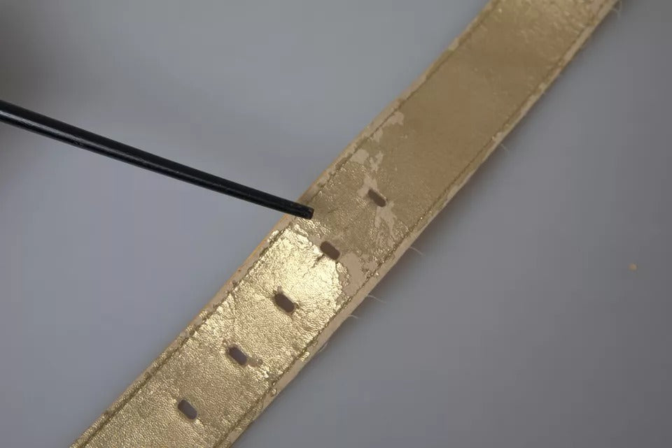Goldfarbener Satin-Ledergürtel mit ovaler Metallschnalle