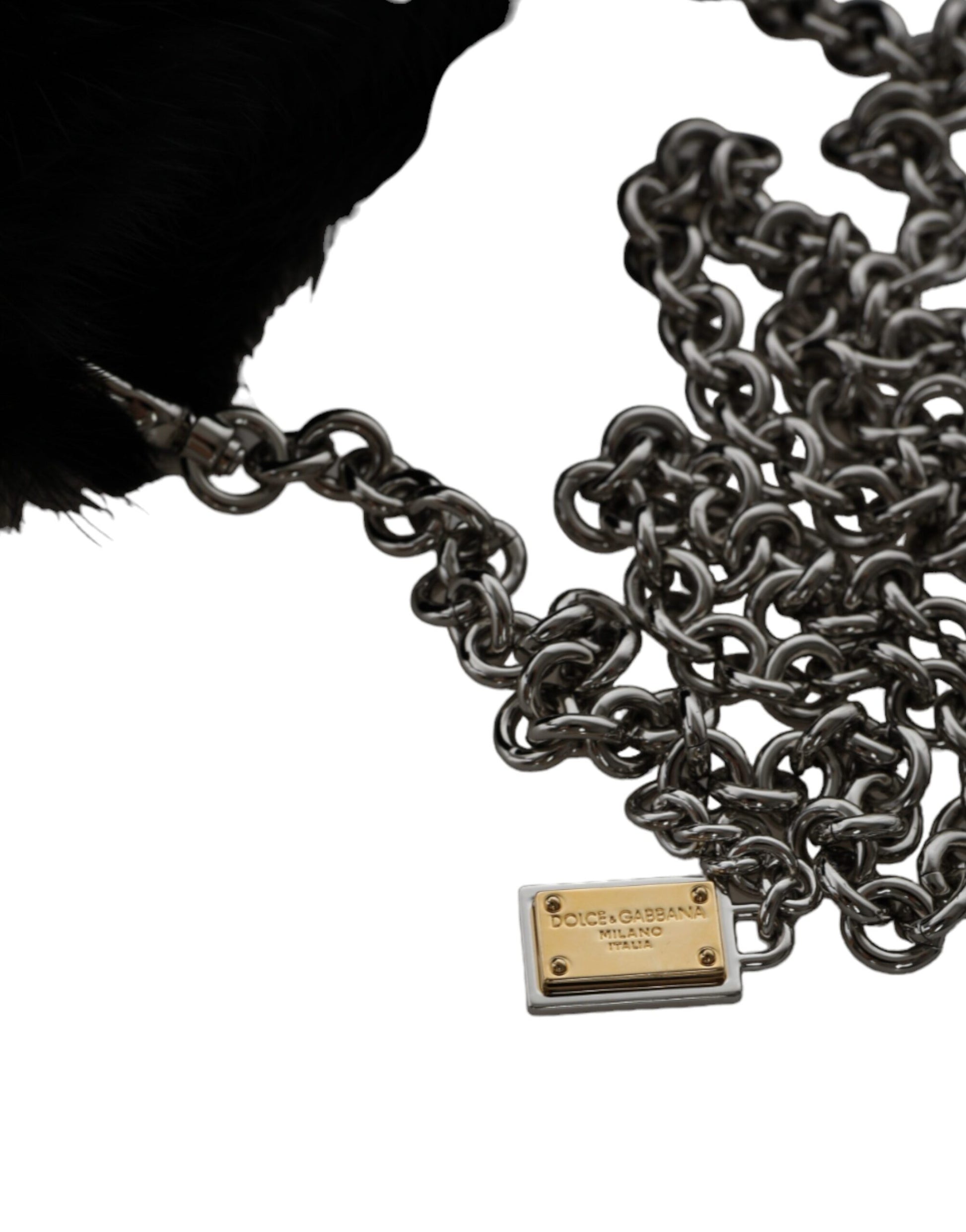 Schwarze Umhängetasche aus Kunstpelz mit silberner Kette