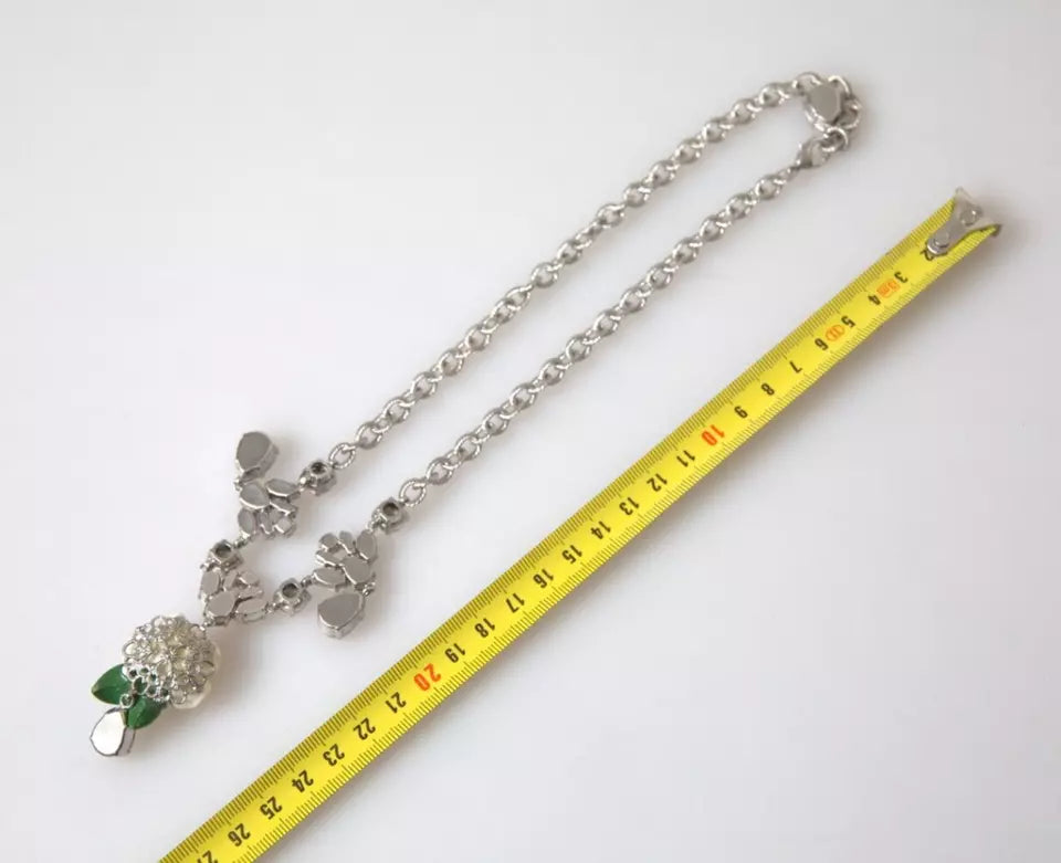Halskette mit Rosenanhänger aus Messing in Silber mit klarem Kristall