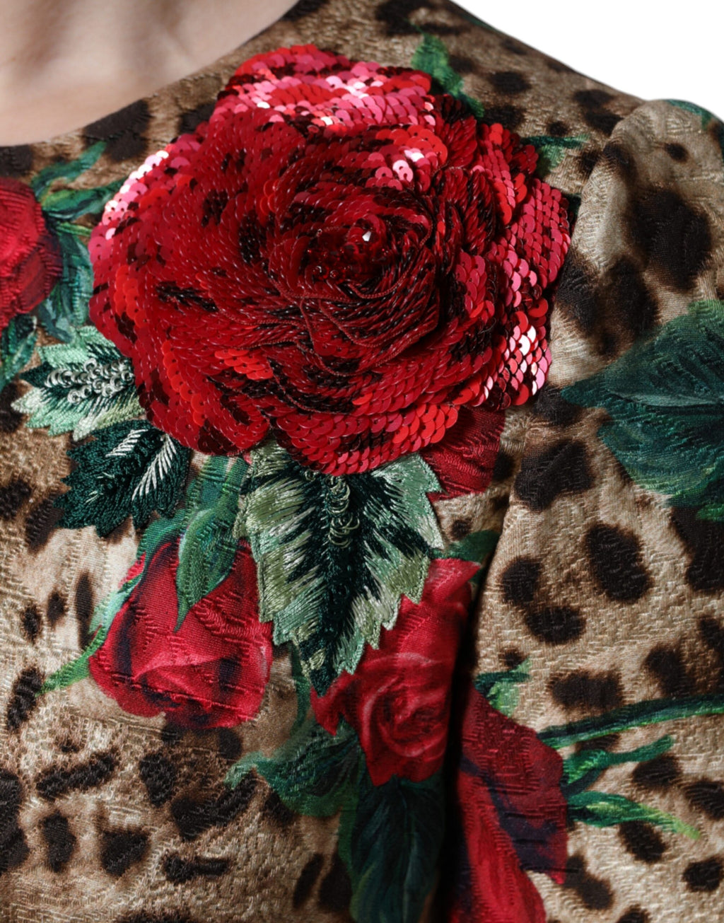 Braunes Leoparden-A-Linien-Kleid aus Baumwolle mit roten Rosen