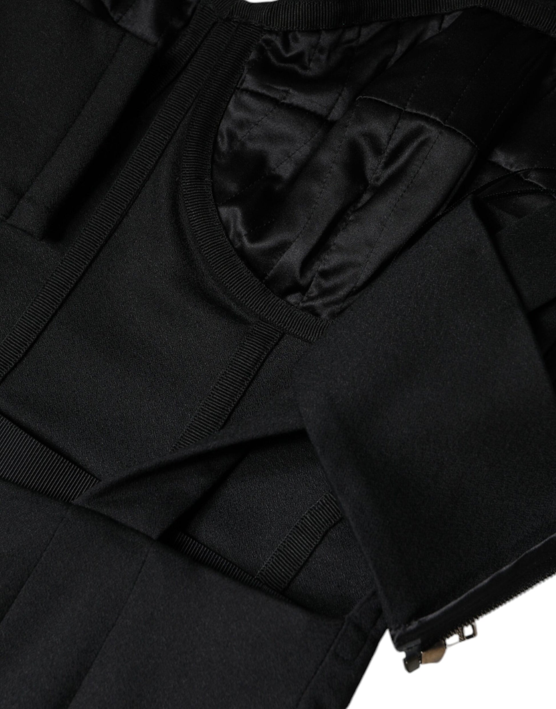 Schwarzes, ärmelloses, figurbetontes Minikleid mit Cut-outs