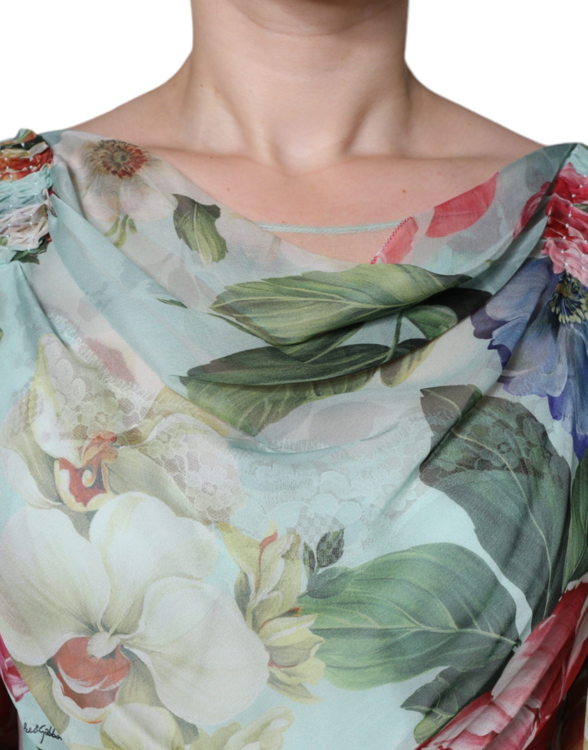 Langes Seidenkleid mit mehrfarbigem Blumenmuster