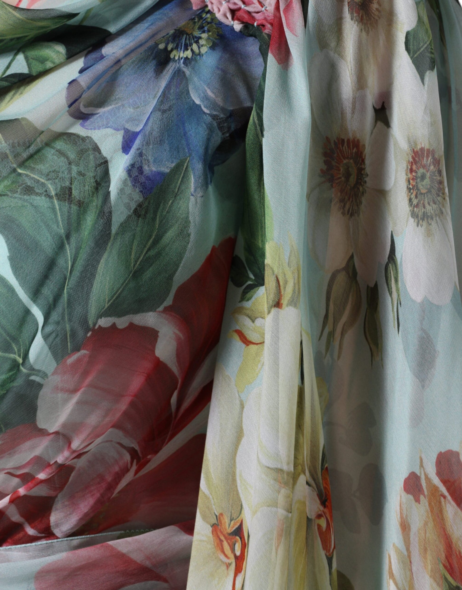 Langes Seidenkleid mit mehrfarbigem Blumenmuster