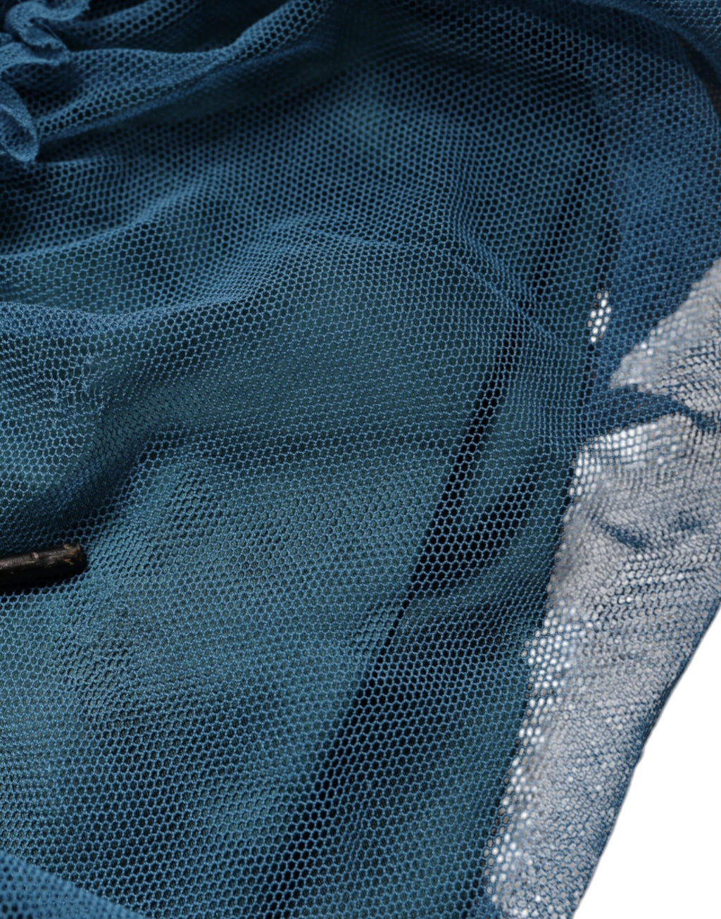 Blaues Etuikleid aus gerüschtem Tüll mit Netzbesatz