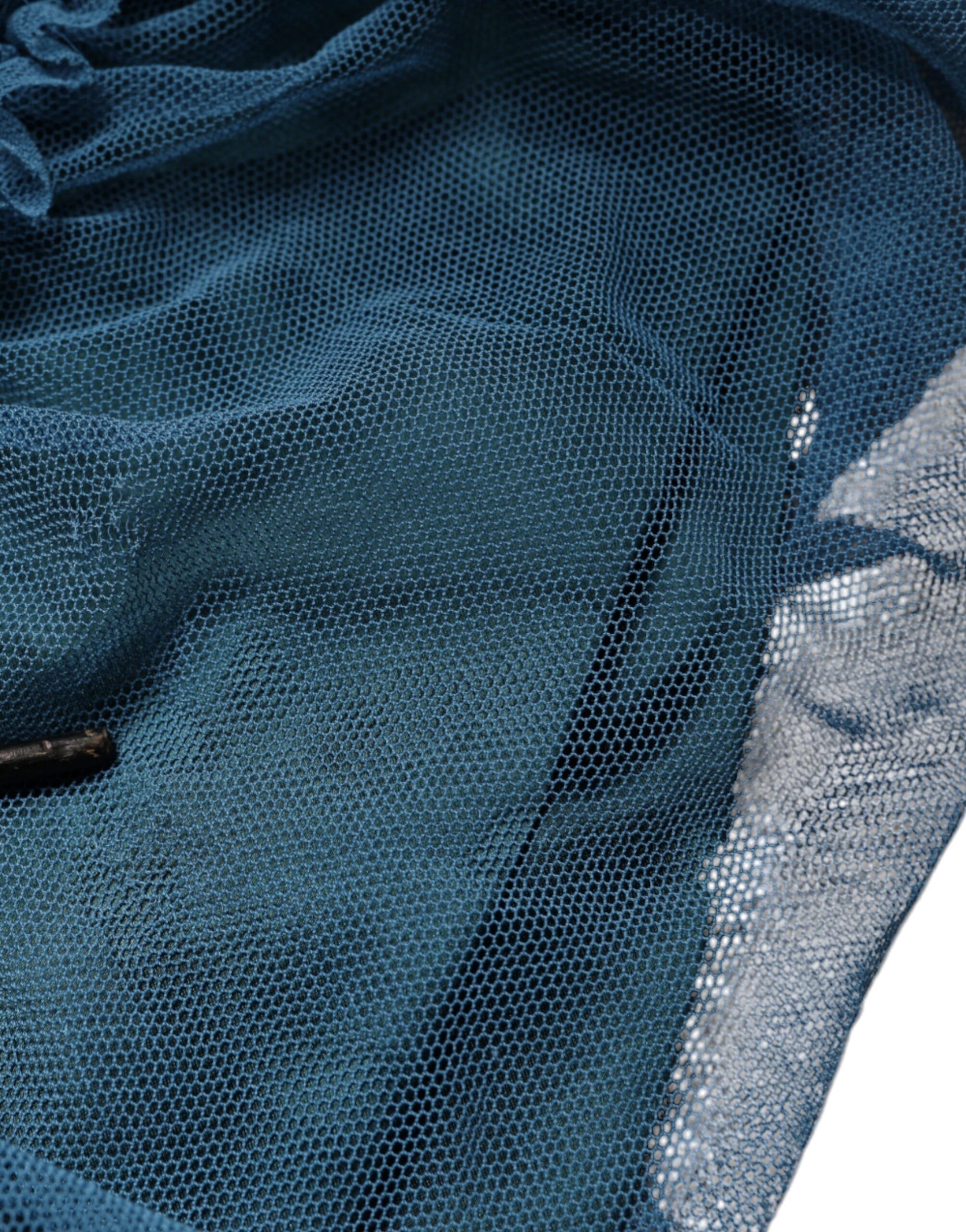 Blaues Etuikleid aus gerüschtem Tüll mit Netzbesatz