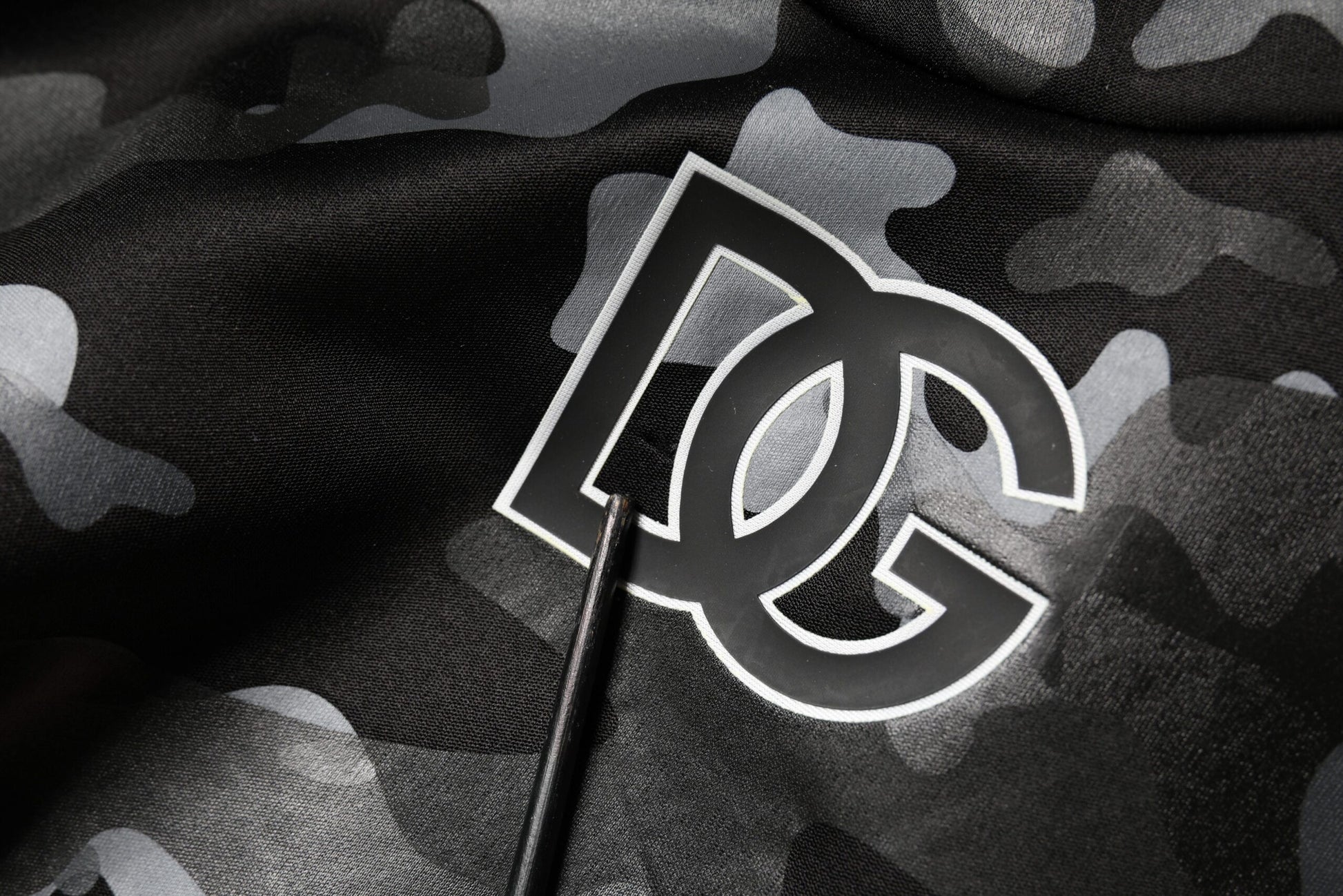 Schwarzer Camouflage-Sweatshirt mit Rundhalsausschnitt