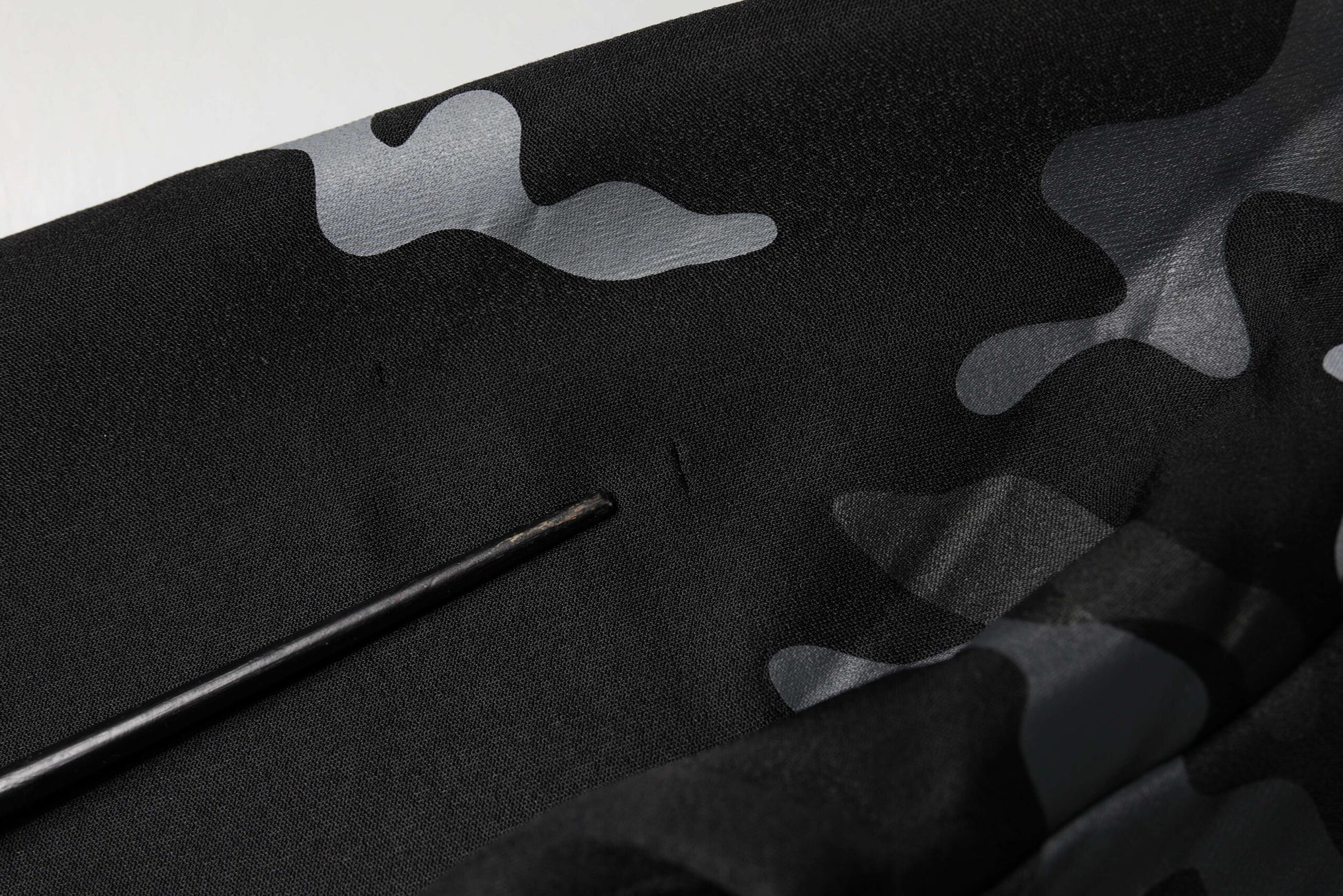 Schwarzer Camouflage-Sweatshirt mit Rundhalsausschnitt