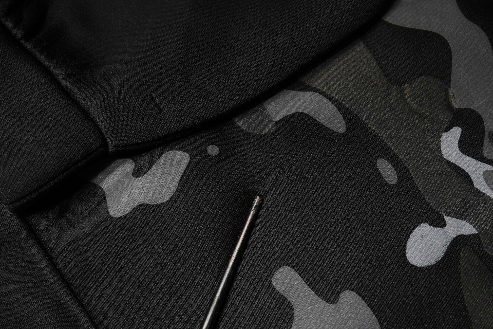 Schwarzer Camouflage-Sweatshirt mit Rundhalsausschnitt