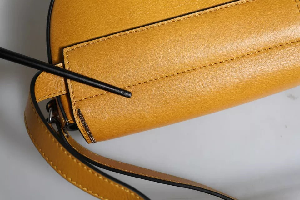Hellbraune Schultertasche aus Leder mit Logo