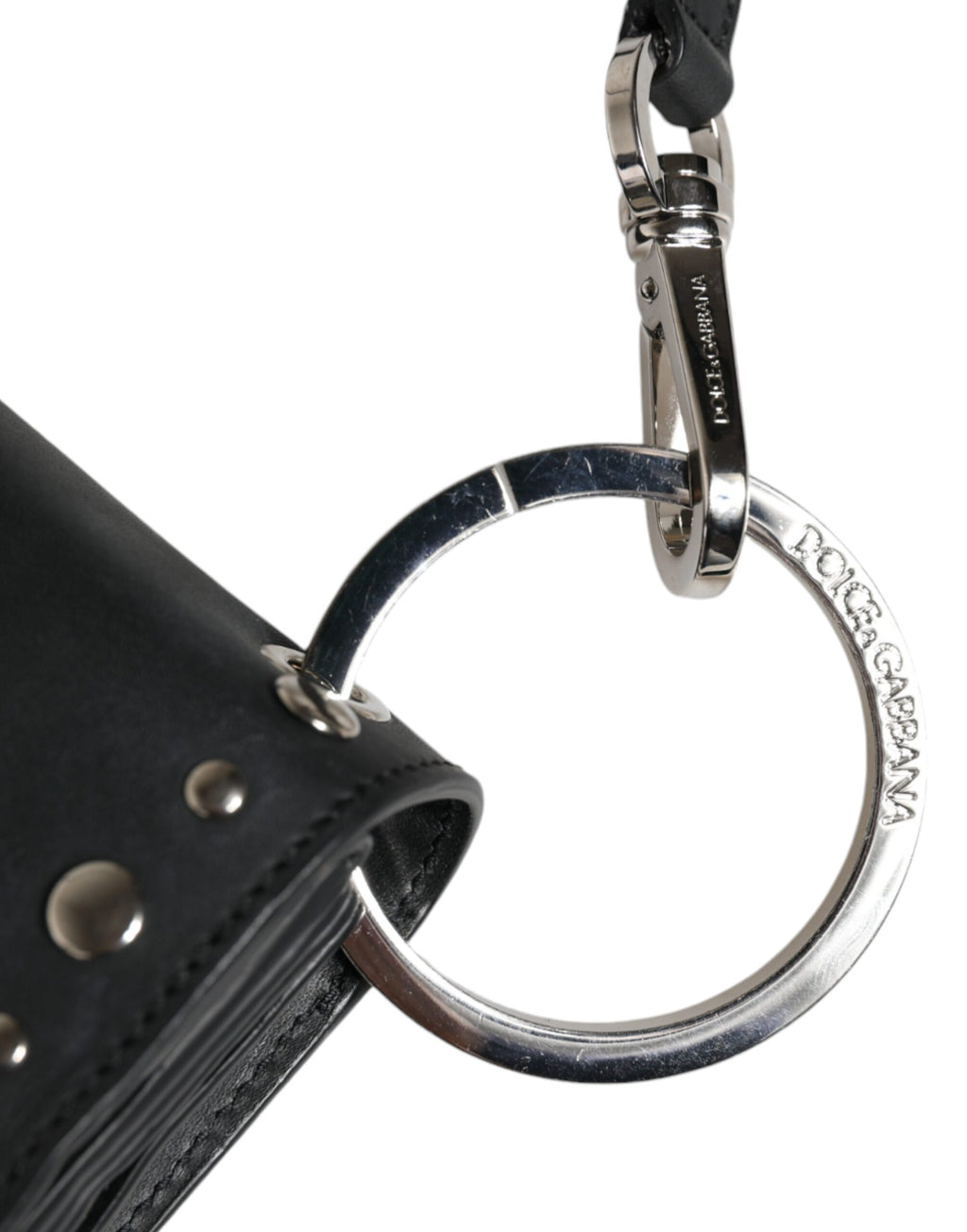 Schwarze kleine Umhängetasche aus Leder mit Nieten