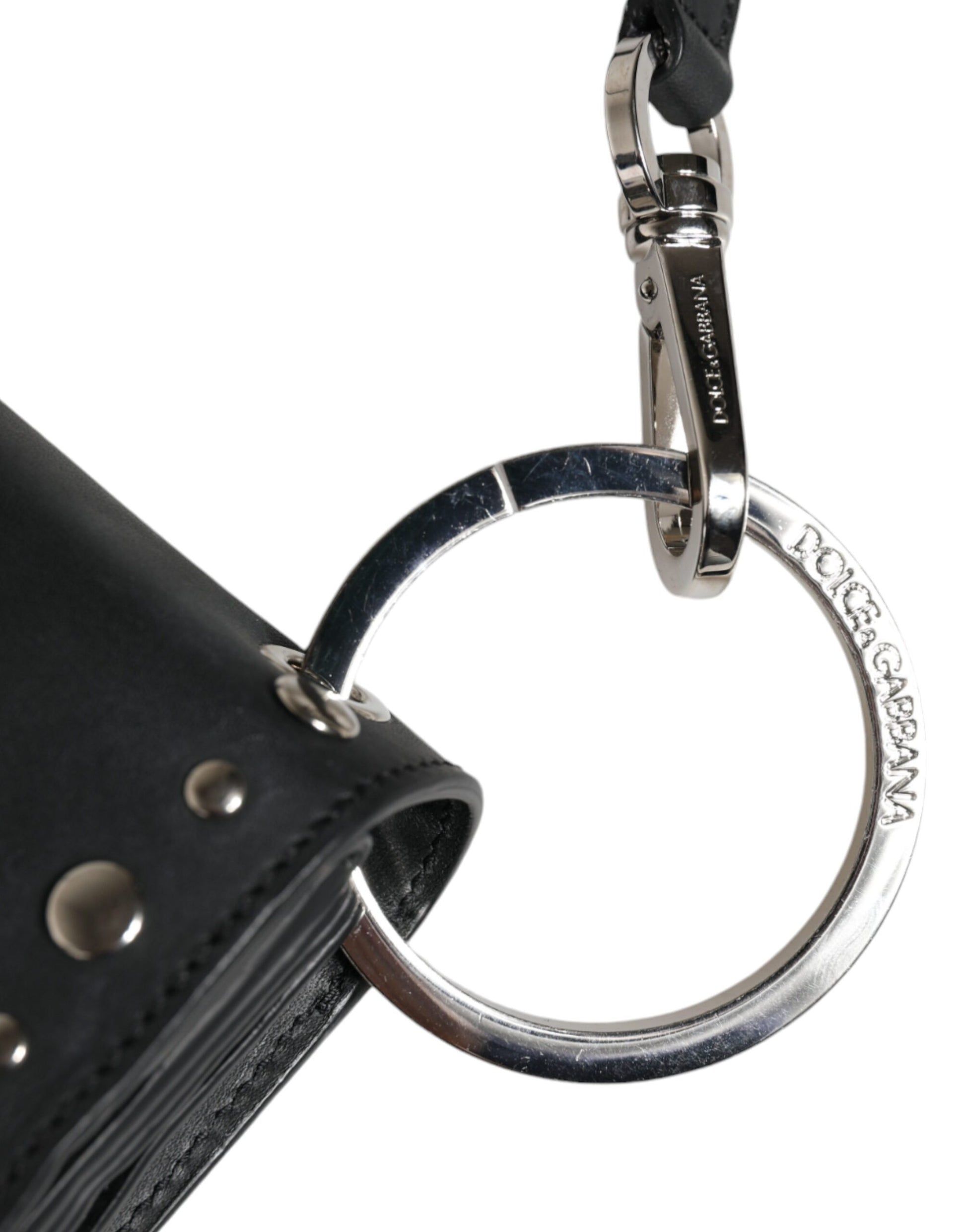 Schwarze kleine Umhängetasche aus Leder mit Nieten