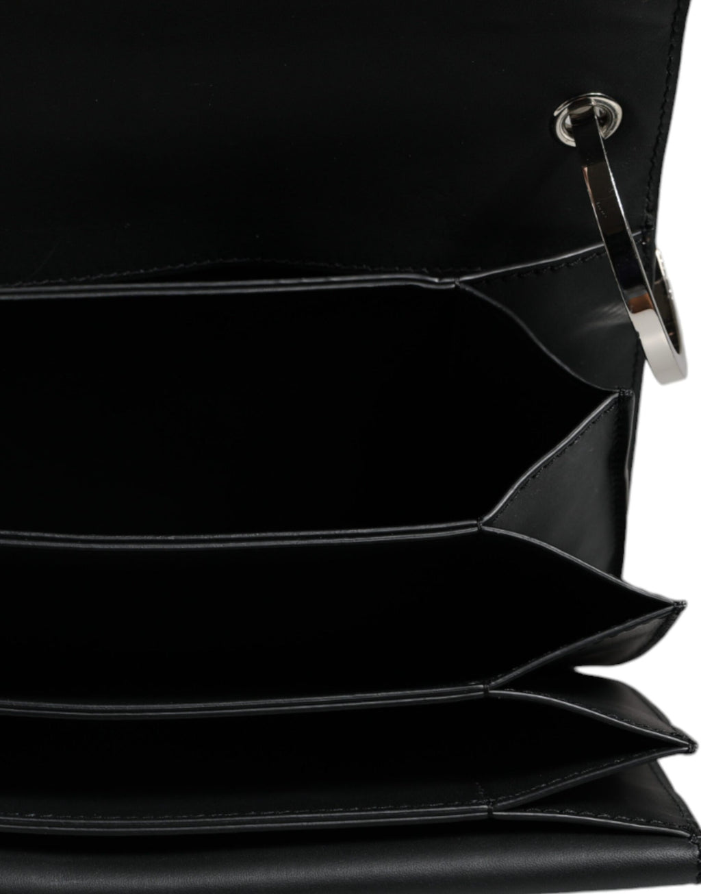 Schwarze kleine Umhängetasche aus Leder mit Nieten