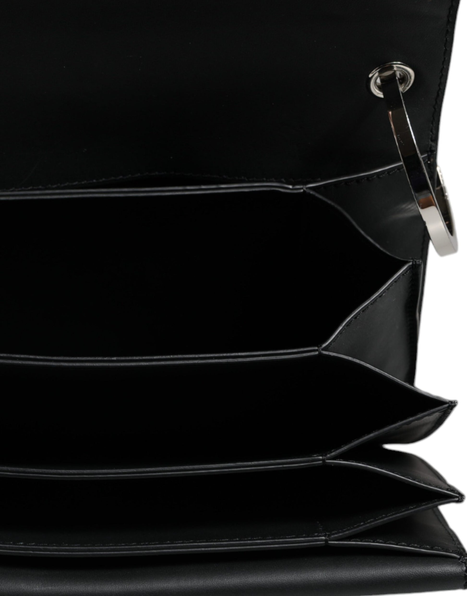Schwarze kleine Umhängetasche aus Leder mit Nieten
