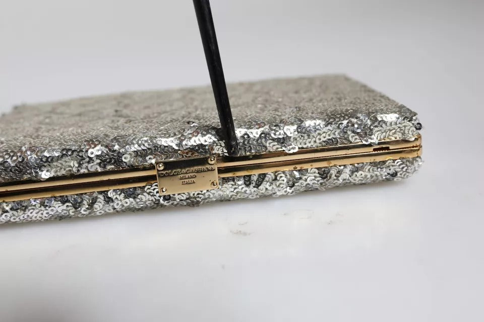 Silberne Clutch mit Pailletten für den Abend