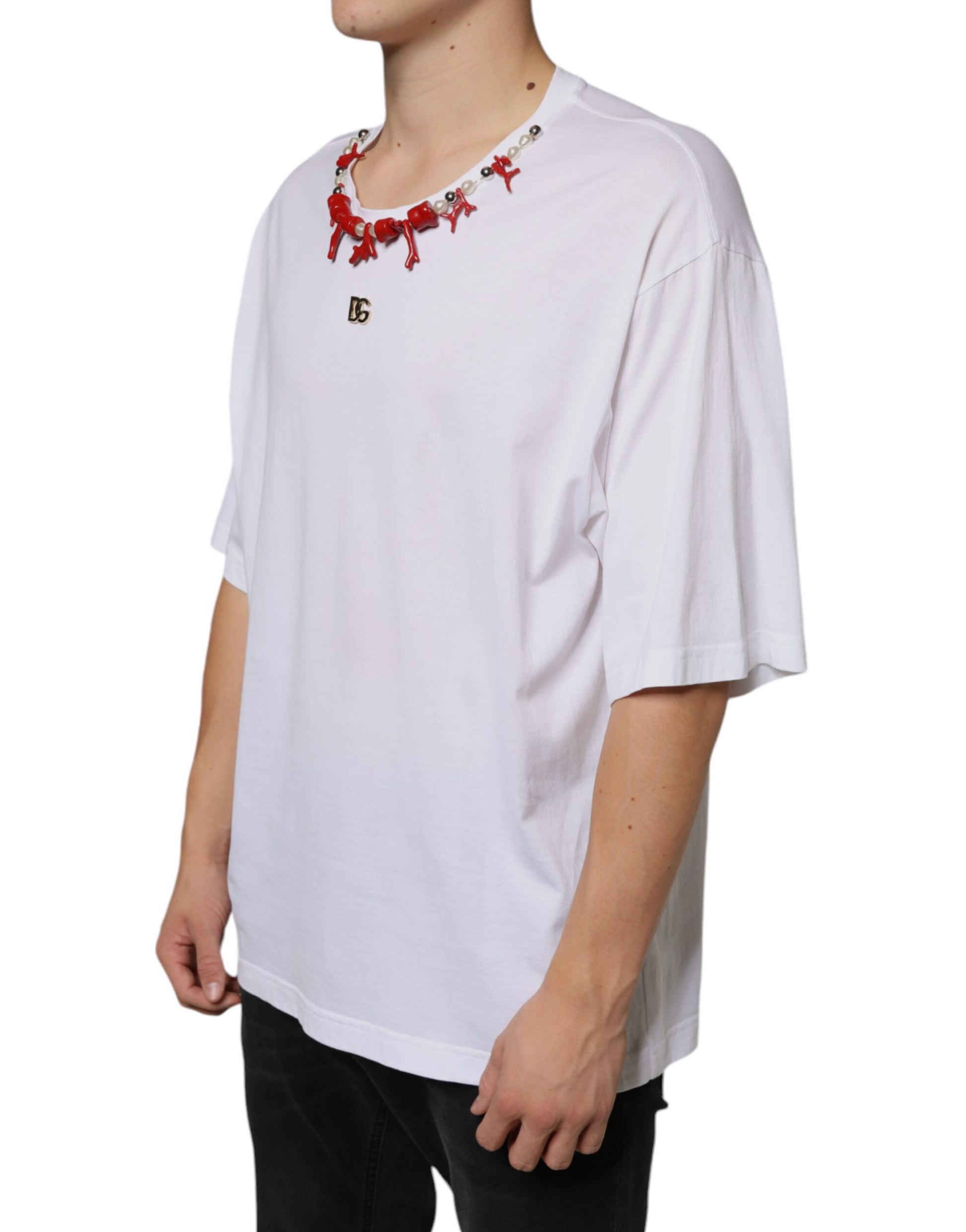Weißes Baumwoll-T-Shirt mit Halskettenverzierung