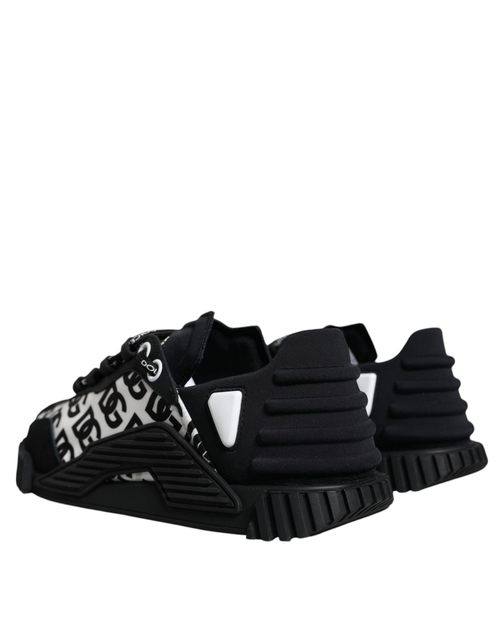 Schwarze Low Top NS1 Sneakers mit Logo und Schnürung
