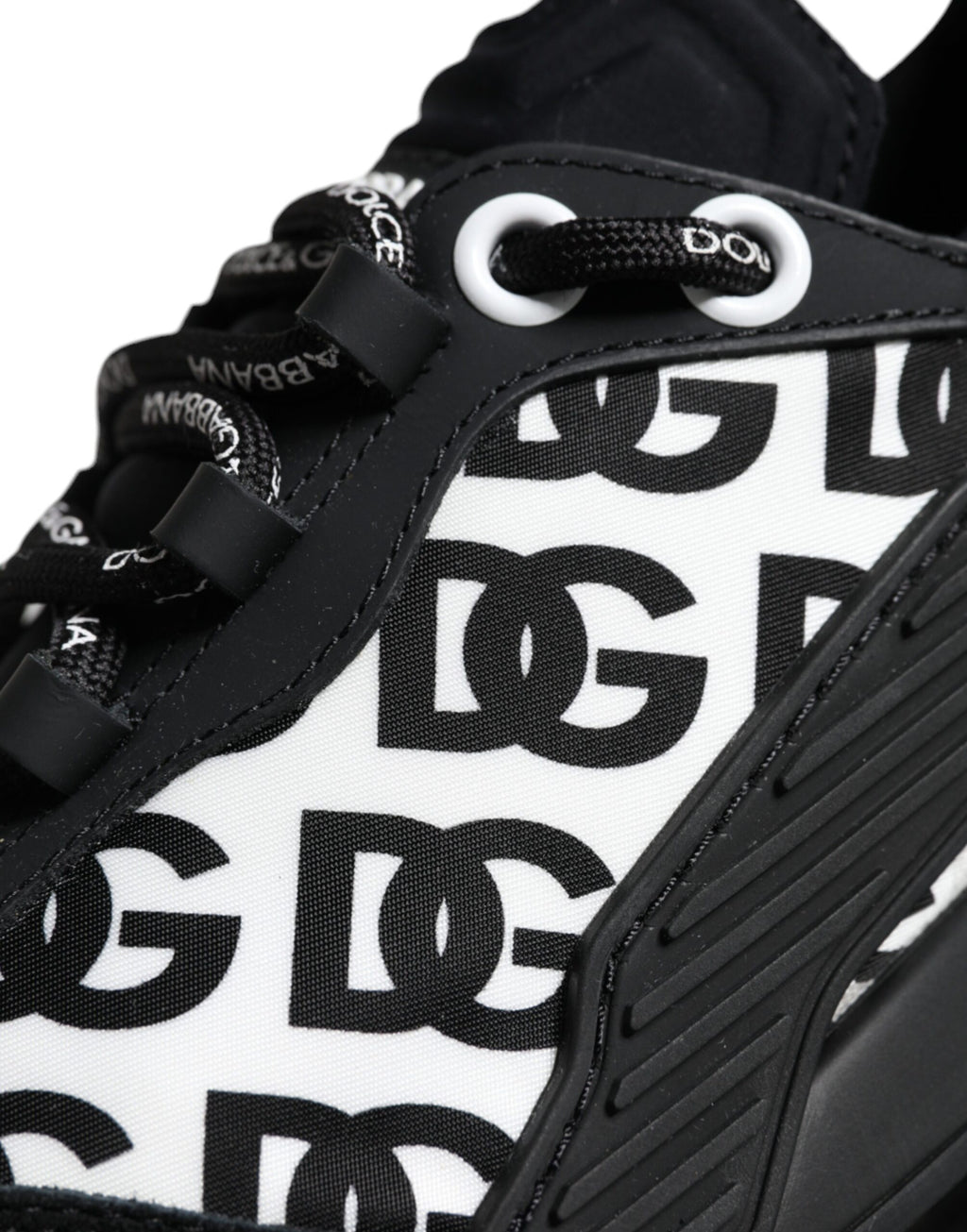 Schwarze Low Top NS1 Sneakers mit Logo und Schnürung