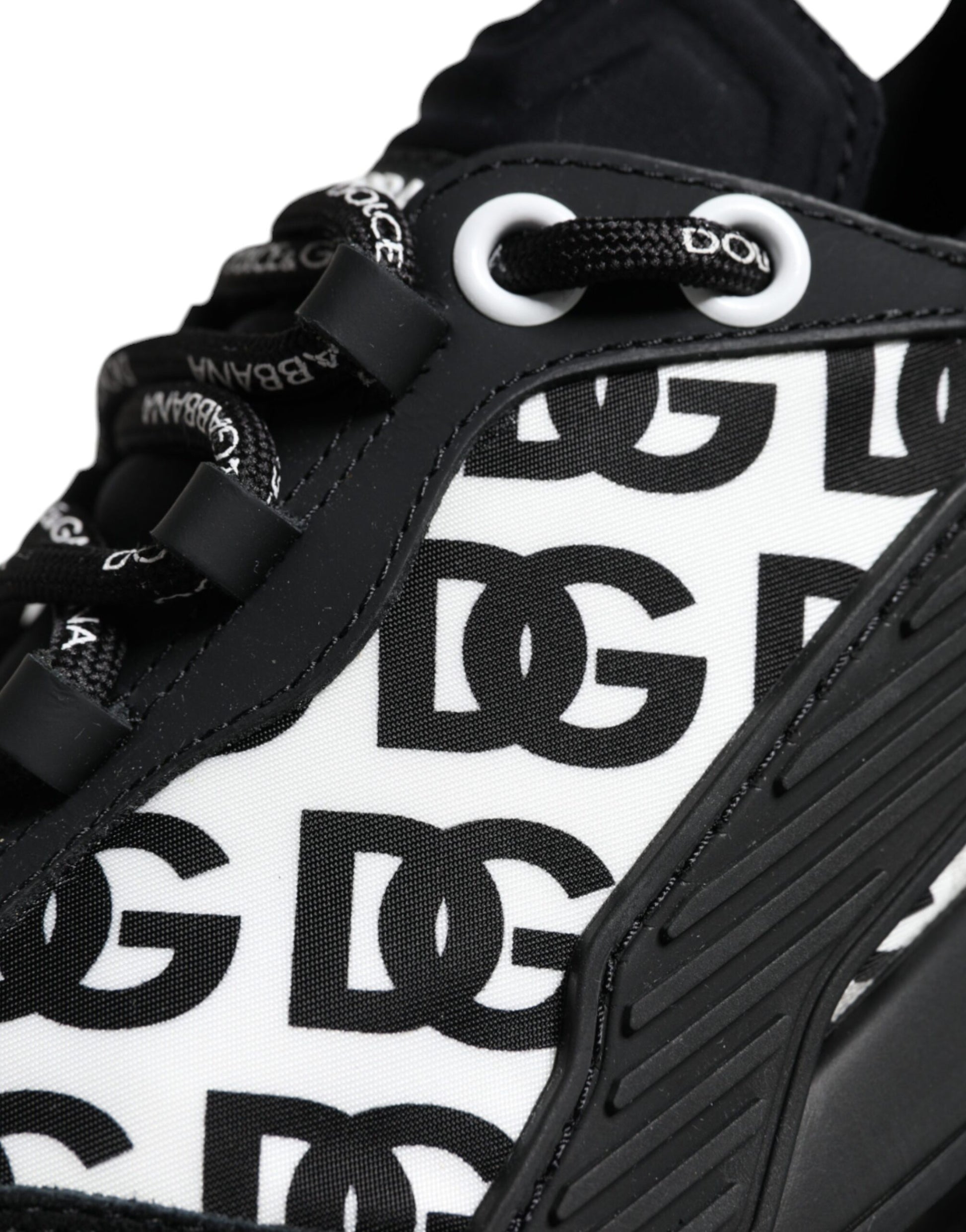Schwarze Low Top NS1 Sneakers mit Logo und Schnürung