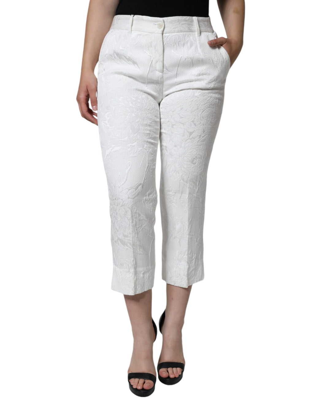 Weiße, kurze Hose aus Baumwollbrokat mit Blumenmuster