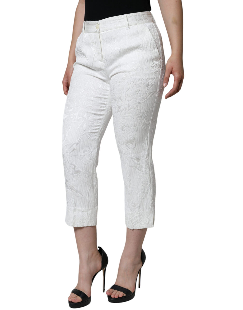 Weiße, kurze Hose aus Baumwollbrokat mit Blumenmuster