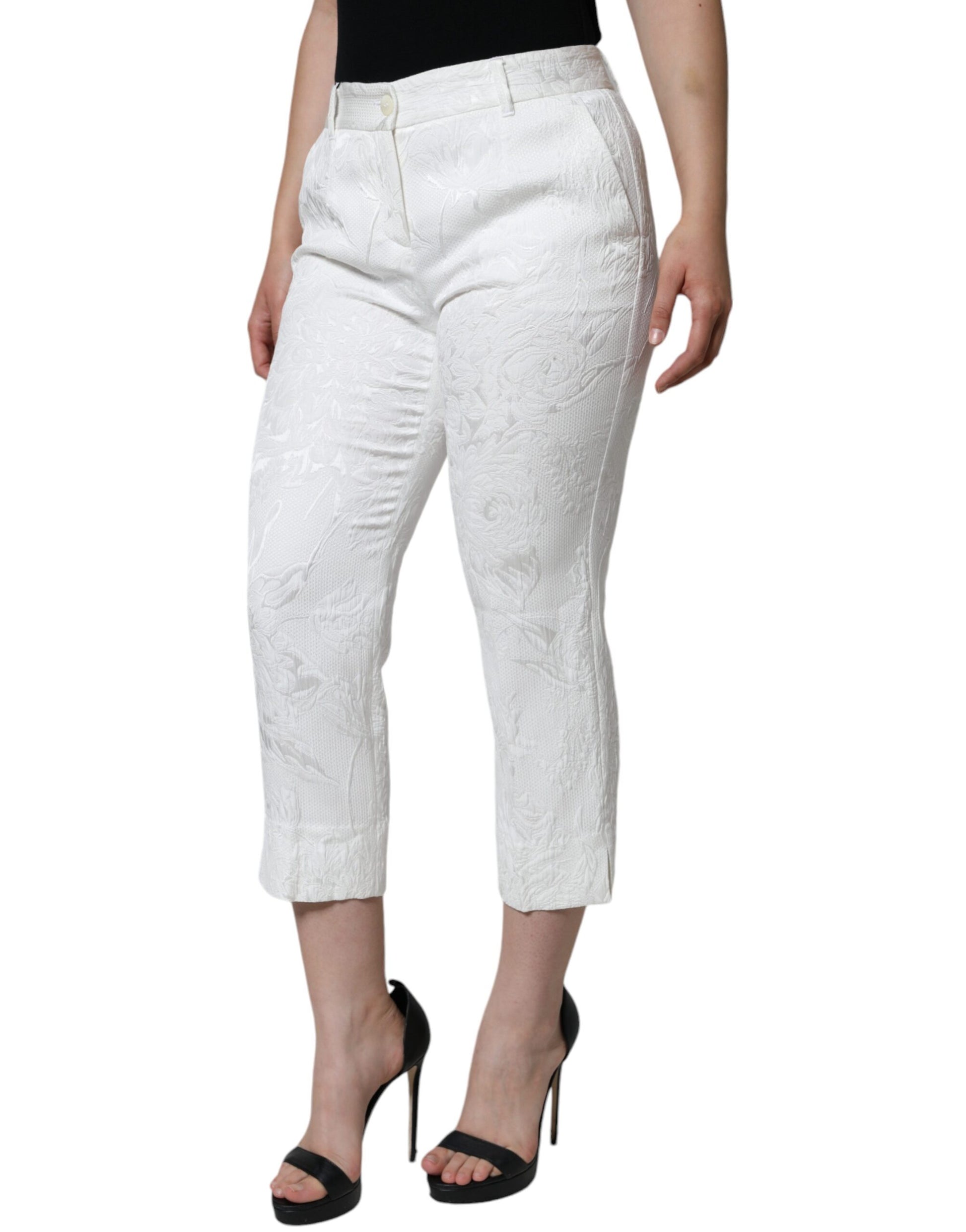 Weiße, kurze Hose aus Baumwollbrokat mit Blumenmuster