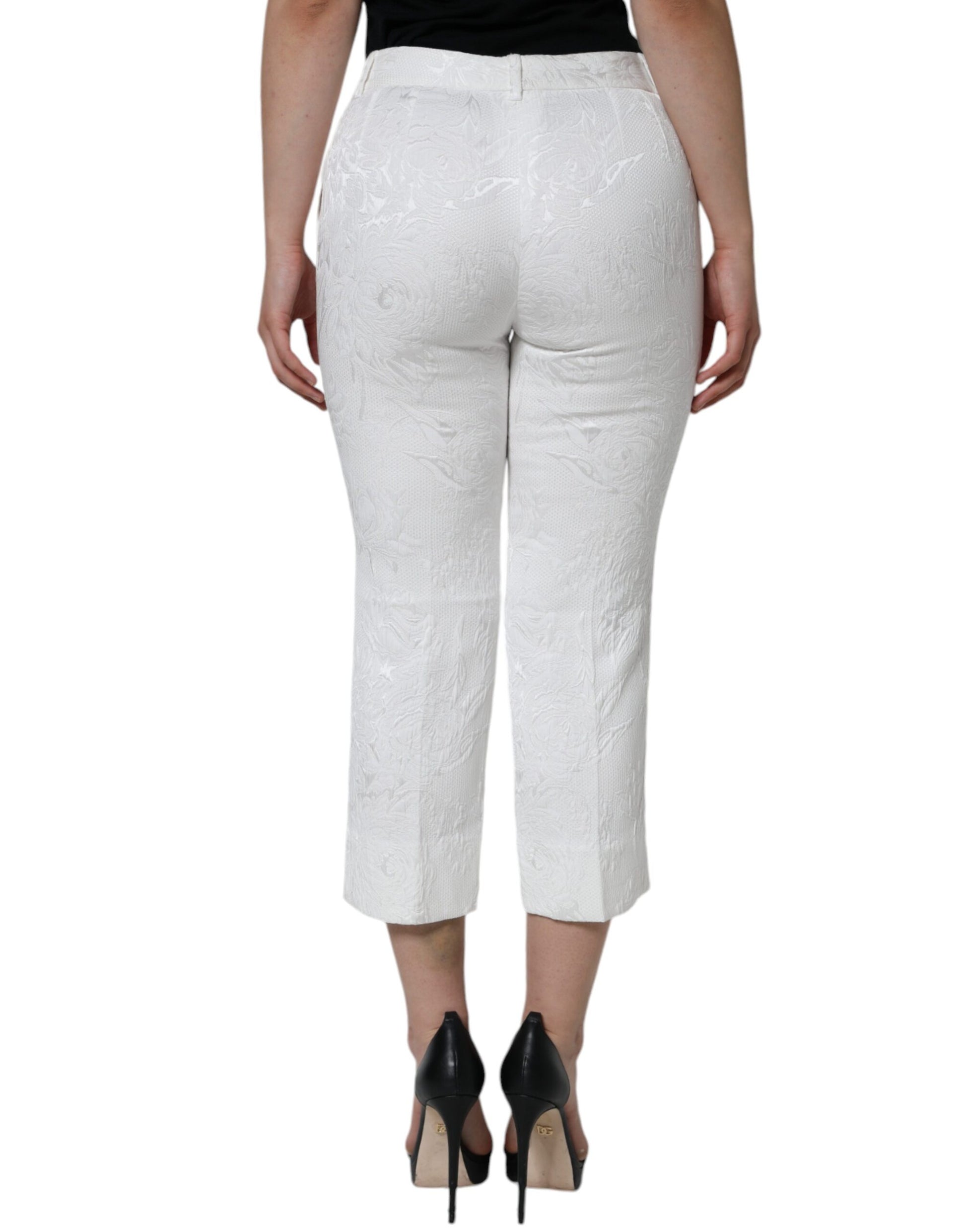 Weiße, kurze Hose aus Baumwollbrokat mit Blumenmuster