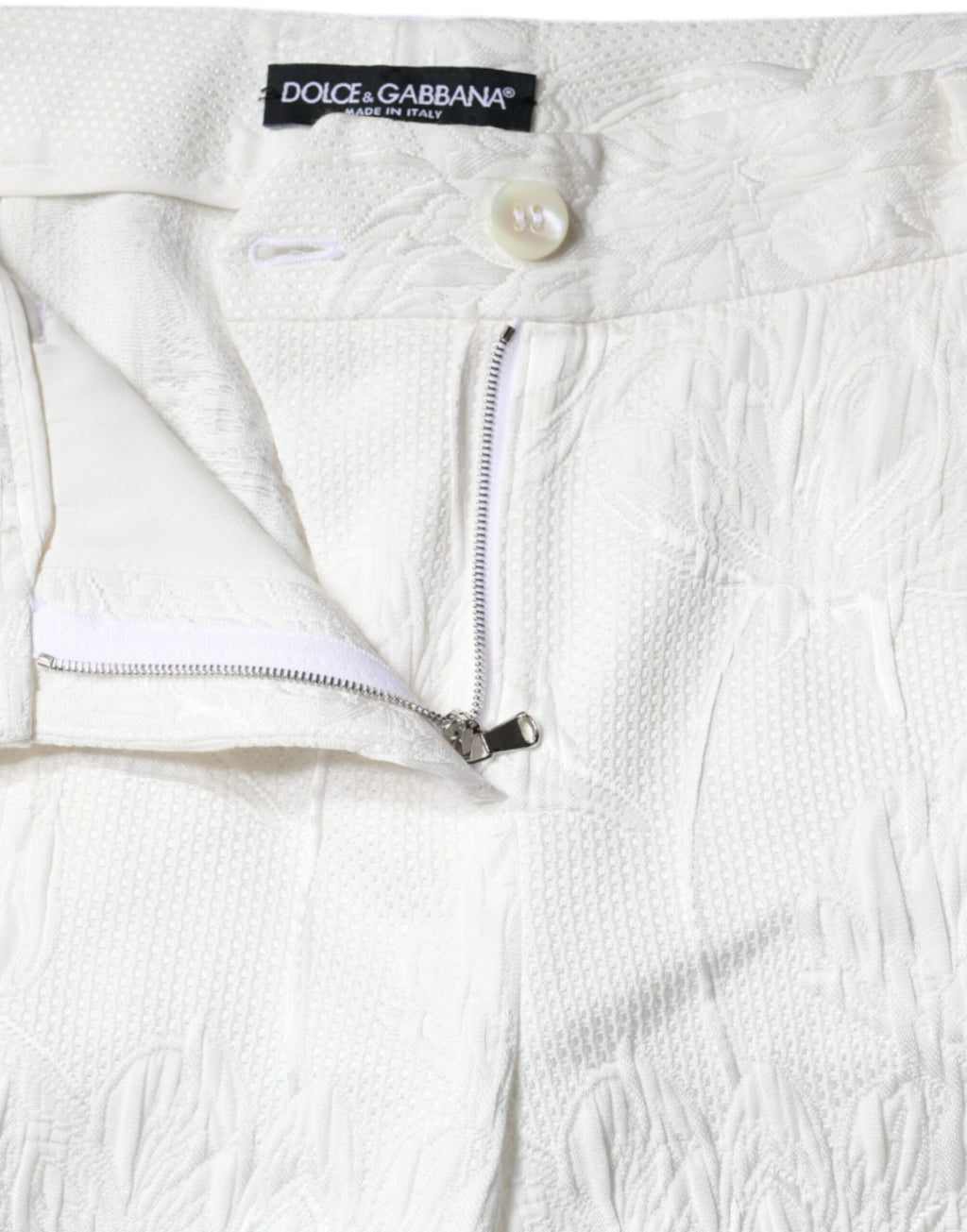 Weiße, kurze Hose aus Baumwollbrokat mit Blumenmuster