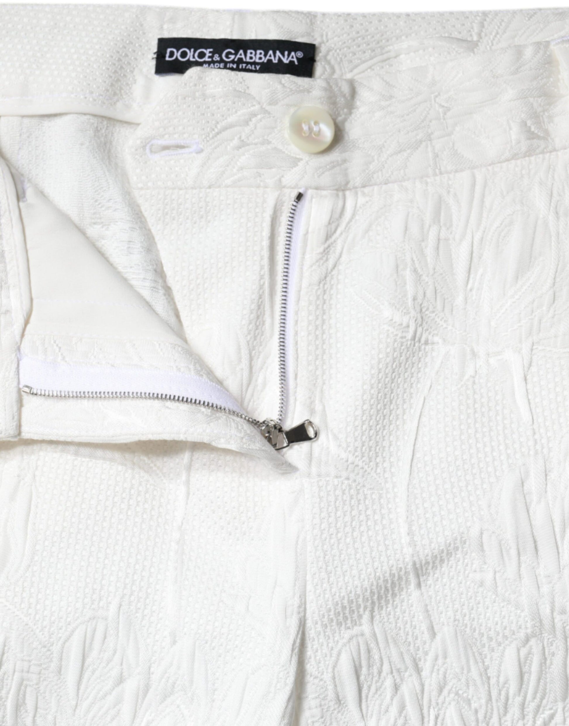 Weiße, kurze Hose aus Baumwollbrokat mit Blumenmuster