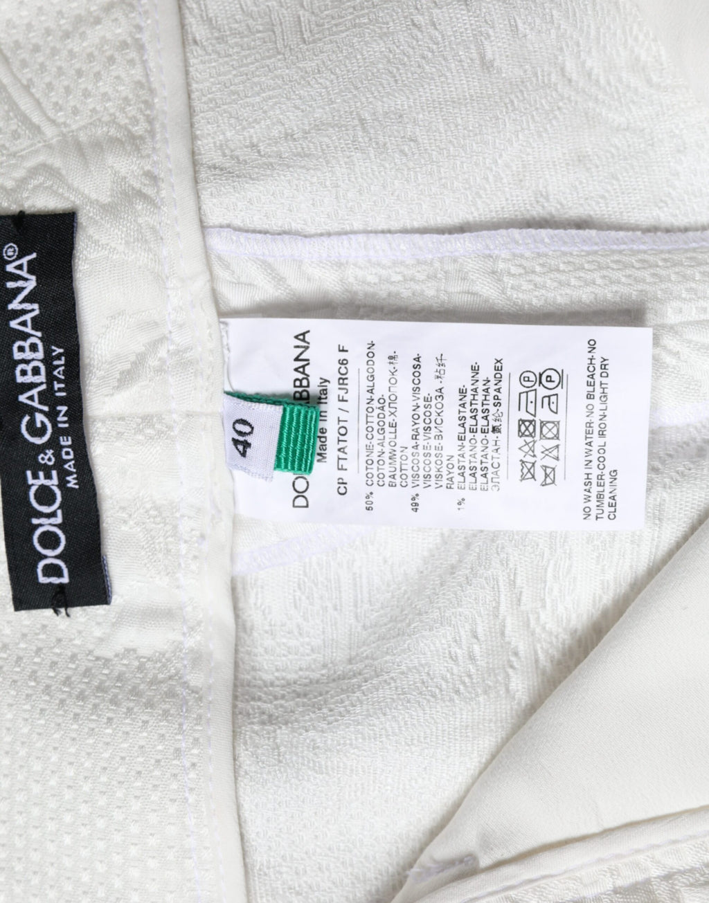 Weiße, kurze Hose aus Baumwollbrokat mit Blumenmuster