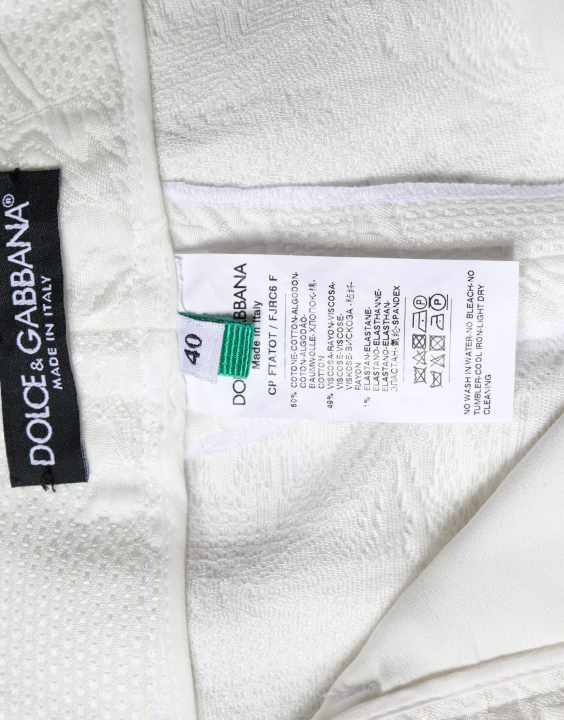 Weiße, kurze Hose aus Baumwollbrokat mit Blumenmuster