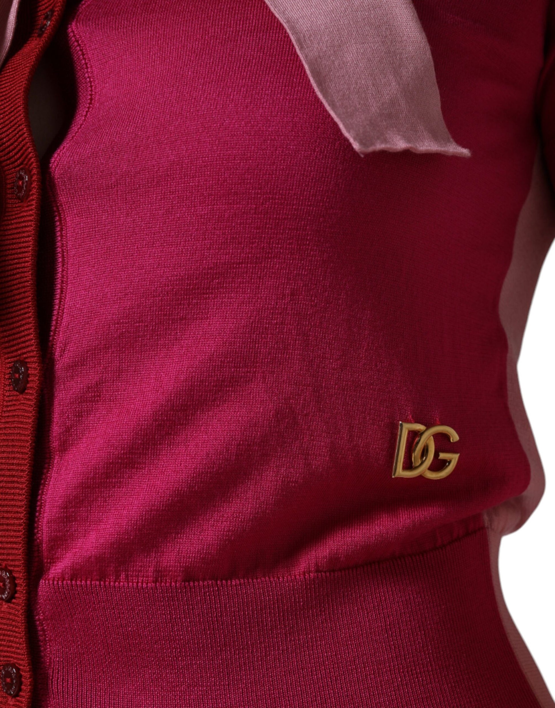 Rosafarbenes Pullover-Oberteil mit Ascot-Kragen und kurzen Ärmeln