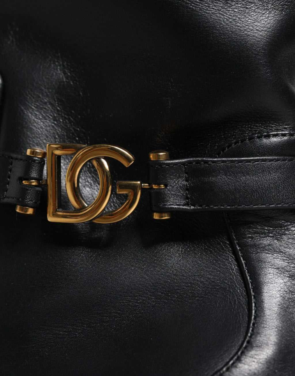 Schwarze, wadenlange Stiefel aus Leder mit Logo