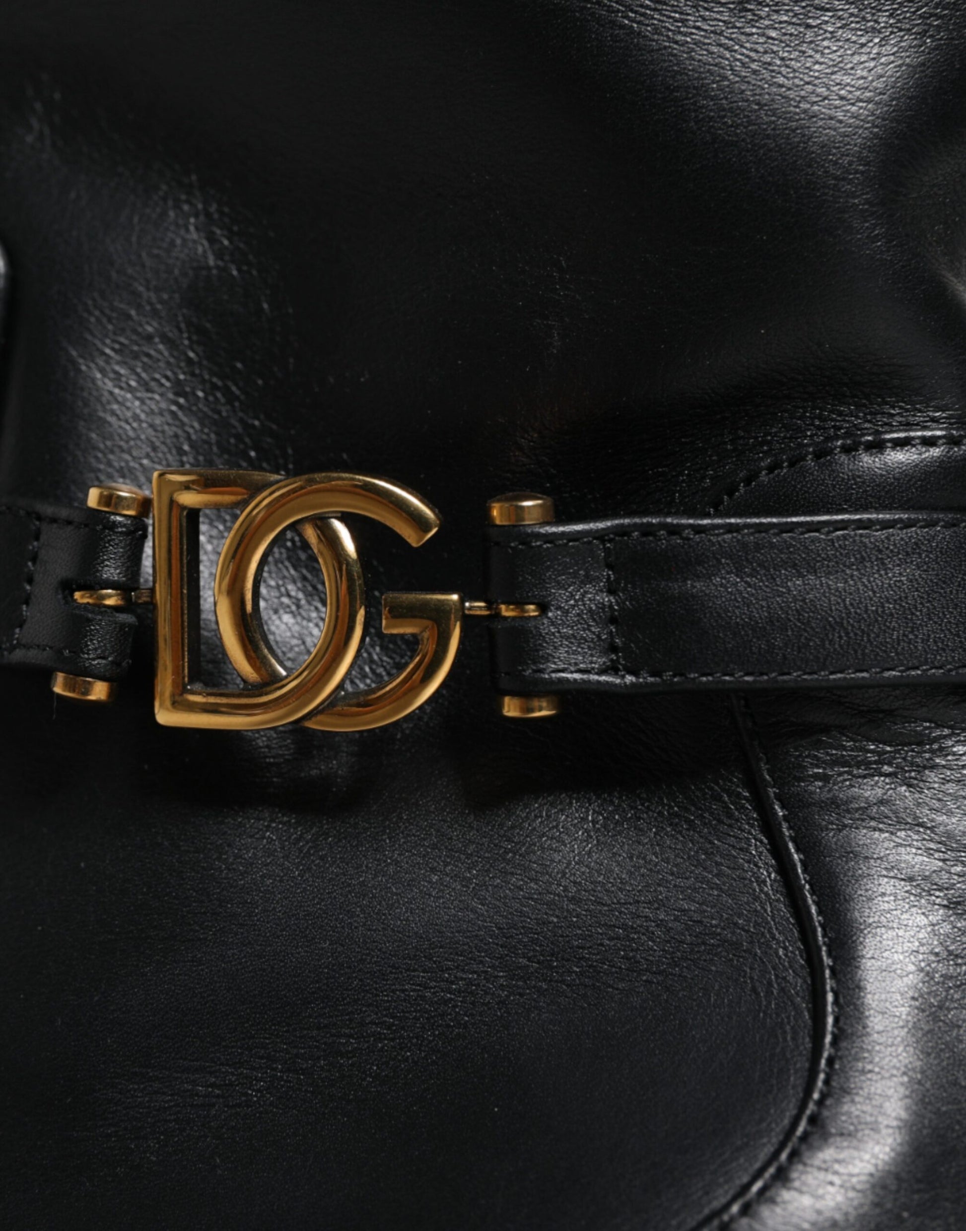 Schwarze, wadenlange Stiefel aus Leder mit Logo